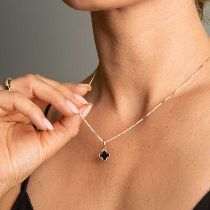 Kløver smykke i forgylt sølv sort 991784